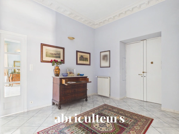 Superbe appartement traversant rénové de 136,81 m²<span></span>Trois balcons<span></span>Garage<span></span>À 30 mètres du Port de Nice