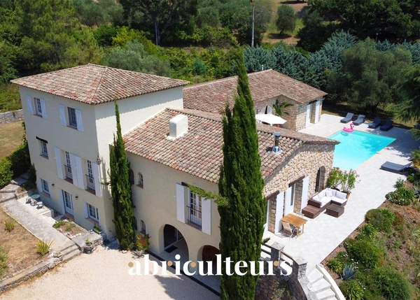 Exceptionnelle bastide provençale de 345 m² — Vue panoramique, piscine chauffée et potentiel locatif