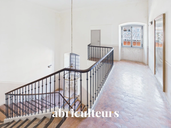 Lumineux appartement 2 pièces de 40 m² Carrez<span></span>54 m² habitables<span></span>Dernier étage<span></span>Centre historique de Grasse