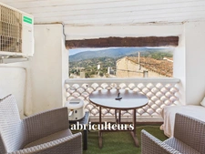 Bel appartement ancien de 68 m² avec extérieurs – Cœur du village de Fayence