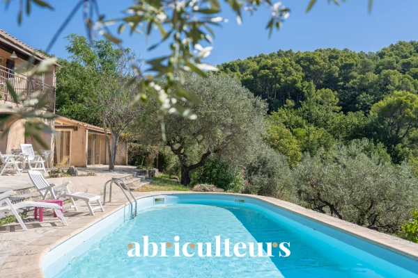Maison familiale à fort potentiel de 150 m²<span></span>Vue panoramique<span></span>Piscine et jardin arboré<span></span>Seillans