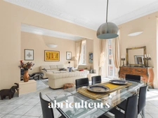 Superbe appartement traversant rénové en vente À 30 mètres du Port de Nice (06300)