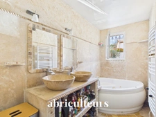 Maison familiale coup de cœur de 150 m² avec piscine sur 1 200 m² de terrain plat arboré - Callian