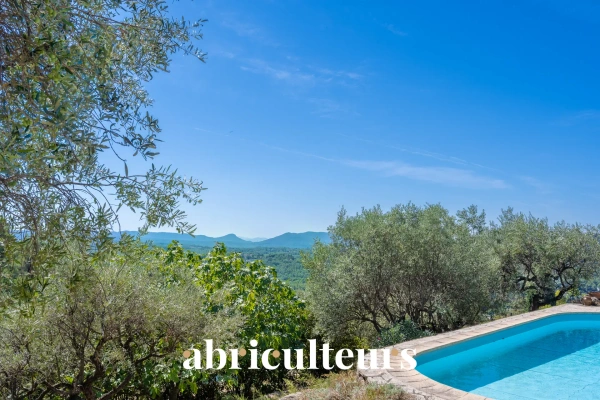 Maison familiale à fort potentiel de 150 m²<span></span>Vue panoramique<span></span>Piscine et jardin arboré<span></span>Seillans
