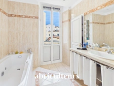 Superbe appartement traversant rénové de 136,81 m² – Trois balcons – Garage – À 30 mètres du Port de Nice