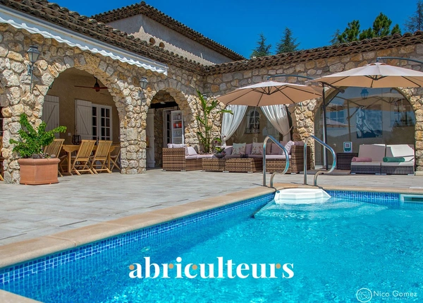 Exceptionnelle bastide provençale de 345 m² — Vue panoramique, piscine chauffée et potentiel locatif
