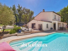 Villa rénovée de 150 m²<span></span>4 chambres<span></span>Terrain paysager 1413 m² avec piscine<span></span>Callian