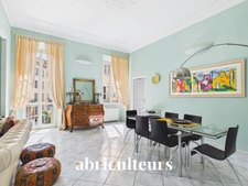 Superbe appartement traversant rénové de 136,81 m² – Trois balcons – Garage – À 30 mètres du Port de Nice