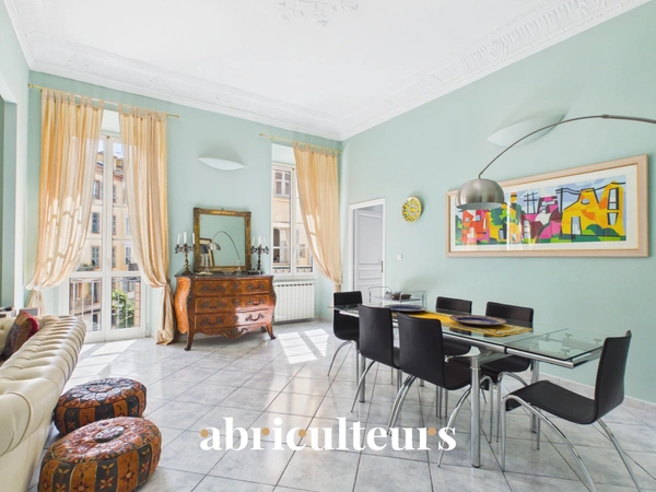 Superbe appartement traversant rénové de 136,81 m²<span></span>Trois balcons<span></span>Garage<span></span>À 30 mètres du Port de Nice