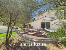 Villa rénovée de 150 m²<span></span>4 chambres<span></span>Terrain paysager 1413 m² avec piscine<span></span>Callian