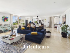 Élégante maison rénovée de 130 m²<span></span>Vue mer panoramique<span></span>Domaine sécurisé<span></span>Secteur Hélio Marin / Vallauris