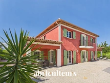 Élégante villa familiale de 250 m²<span></span>Piscine, sous-sol total et prestations premium<span></span>Montauroux