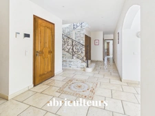 Élégante villa familiale de 250 m²<span></span>Piscine, sous-sol total et prestations premium<span></span>Montauroux