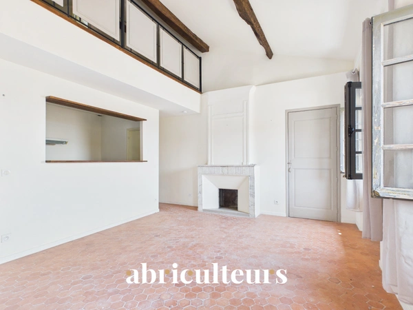 Lumineux appartement 2 pièces de 40 m² Carrez<span></span>54 m² habitables<span></span>Dernier étage<span></span>Centre historique de Grasse