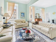 Superbe appartement traversant rénové de 136,81 m² – Trois balcons – Garage – À 30 mètres du Port de Nice