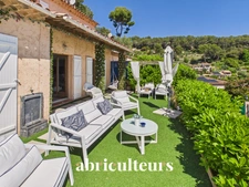 Élégante maison rénovée de 130 m²<span></span>Vue mer panoramique<span></span>Domaine sécurisé<span></span>Secteur Hélio Marin / Vallauris