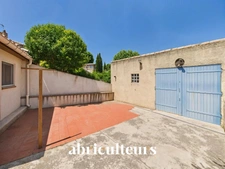 Grans, maison T5 de 94 m², avec jardin, située au cœur du village