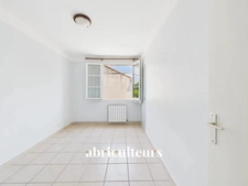 Grans, maison T5 de 94 m², avec jardin, située au cœur du village