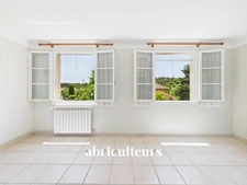 Grans, maison T5 de 94 m², avec jardin, située au cœur du village