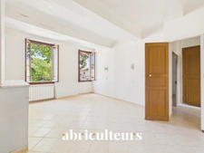 Maison de village avec jardin, garage, cave et grenier aménageable à Saint-Cannat