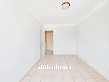 Grans, maison T5 de 94 m², avec jardin, située au cœur du village