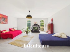 Mas provençal rénové de 249 m² avec dépendance – Grans