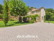 Mas provençal rénové de 249 m² avec dépendance – Grans