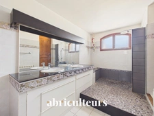 Propriété de 308 m² sur 1 hectare — 8 pièces — Lambesc (13410)