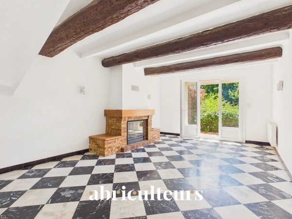 Maison de village avec jardin, garage, cave et grenier aménageable à Saint-Cannat