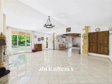 LAMBESC - en campagne, maison T6 avec terrain de 4 800 m²