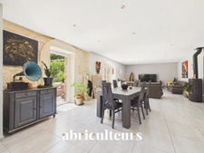 Mas provençal rénové de 249 m² avec dépendance – Grans