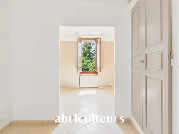 Maison de village avec jardin, garage, cave et grenier aménageable à Saint-Cannat