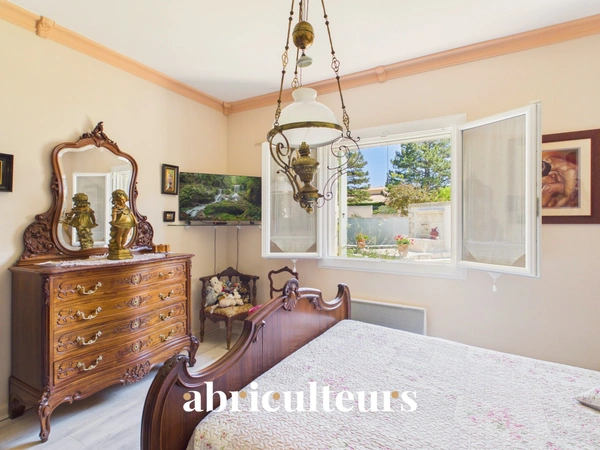Maison familiale de 198 m² avec T2 indépendant, jardin et garage à Charleval