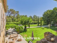 Mas provençal rénové de 249 m² avec dépendance – Grans