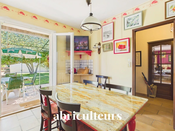 Maison familiale de 198 m² avec T2 indépendant, jardin et garage à Charleval