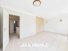 Grans, maison T5 de 94 m², avec jardin, située au cœur du village