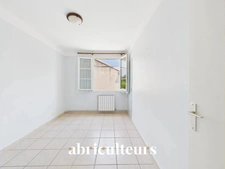 Grans, maison T5 de 94 m², avec jardin, située au cœur du village