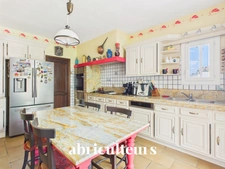 Maison familiale de 198 m² avec T2 indépendant, jardin et garage à Charleval