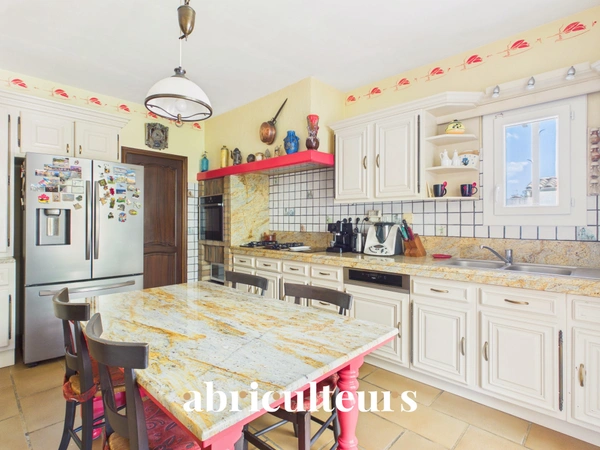 Maison familiale de 198 m² avec T2 indépendant, jardin et garage à Charleval