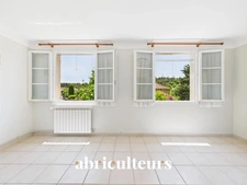 Grans, maison T5 de 94 m², avec jardin, située au cœur du village
