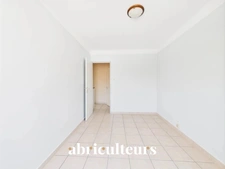 Grans, maison T5 de 94 m², avec jardin, située au cœur du village