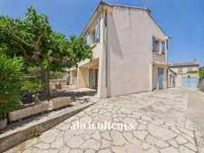 Grans, maison T5 de 94 m², avec jardin, située au cœur du village