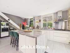 Mas provençal rénové de 249 m² avec dépendance – Grans