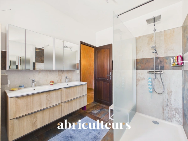 Maison familiale de 198 m² avec T2 indépendant, jardin et garage à Charleval