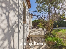 LAMBESC - Propriété de 170 m² avec dépendance et piscine – Terrain 1 000 m²