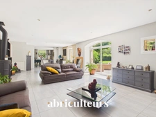 Mas provençal rénové de 249 m² avec dépendance – Grans