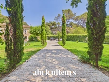 Mas provençal rénové de 249 m² avec dépendance – Grans