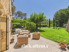 Mas provençal rénové de 249 m² avec dépendance – Grans