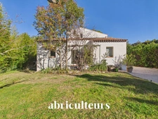 LAMBESC - Propriété de 170 m² avec dépendance et piscine – Terrain 1 000 m²