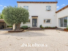 Villa familiale avec piscine et dépendances – La Barben (13330)